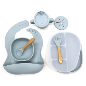 Set hranire bebe din silicon, 1 baveta, 1 farfurie compartimentata, 1 bol cu ventuza, lingurita si furculita, cana gustari, fara alergeni, dusty blue